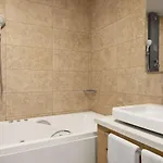 Ramada By Wyndham Istanbul فندق 4*
