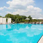 Ramada By Wyndham Istanbul فندق 4*