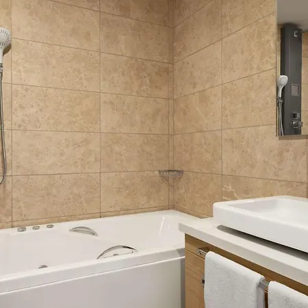 Ramada By Wyndham Istanbul 酒店 4*