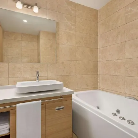 Ramada By Wyndham Istanbul 酒店 4*